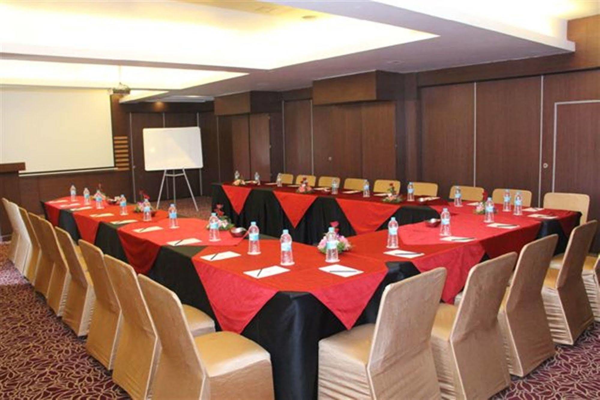 Royal Orchid Golden Suites Pune Luaran gambar